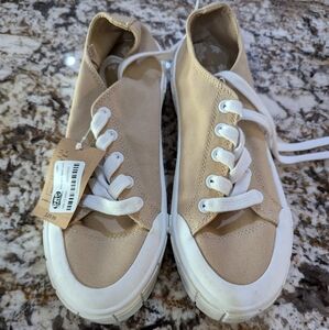 Sneakers size 8